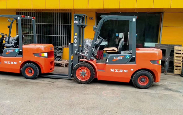 龍工3.8噸內(nèi)燃叉車(chē)